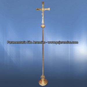 Cruz de procissão dourada com pé